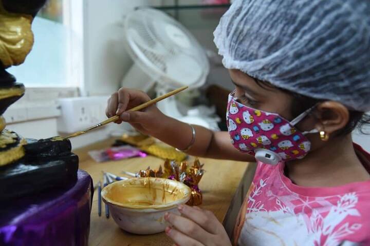 कुटुंबातील ही छकुलीही बाप्पाला साकारण्यात सहभागी होती. 