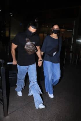 यादरम्यान रणवीर आणि दीपिका दोघेही सेम टू सेम आउटफिट्समध्ये ट्विनिंग करताना दिसून आले. (Photo Credit: Manav Manglani)