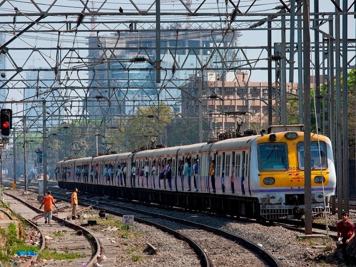 central railway drm shalab goyal said we are ready to start mumbai local service राज्य सरकारने हिरवा कंदिल दिल्यास मुंबईत लोकल वाहतूक सुरु करणार : मध्य रेल्वे