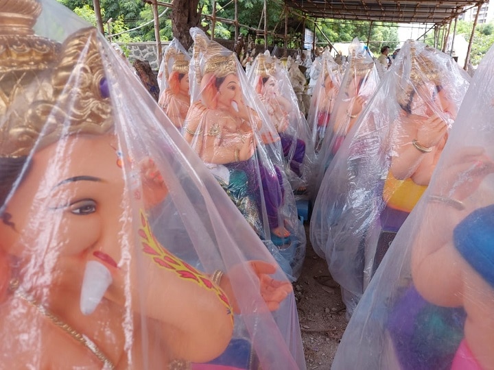 Due to corona, thousands of Ganesh idols are not sold मूर्तीकारांवर विघ्न! कोरोनामुळे हजारो गणेश मूर्ती विक्री अभावी कारखान्यातच