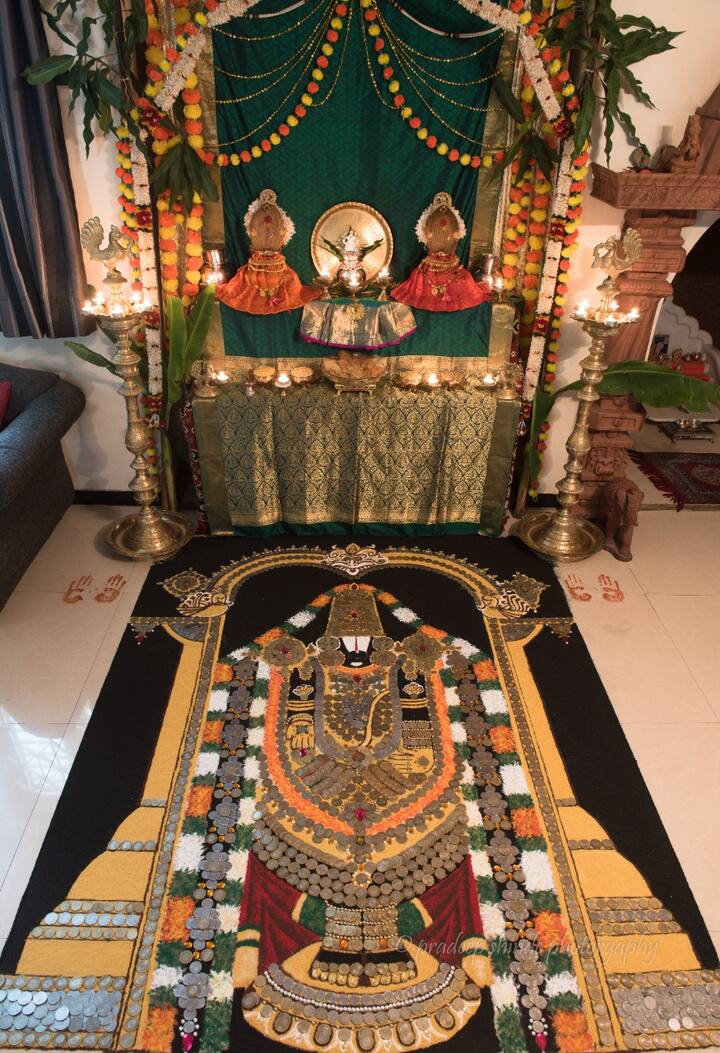 औरंगाबाद शहरातील एन वन भागात राहणाऱ्या अर्चना शिंदे यांनी महालक्ष्मीसमोर रांगोळीतून तिरुपती बालाजी साकारले आहेत. 