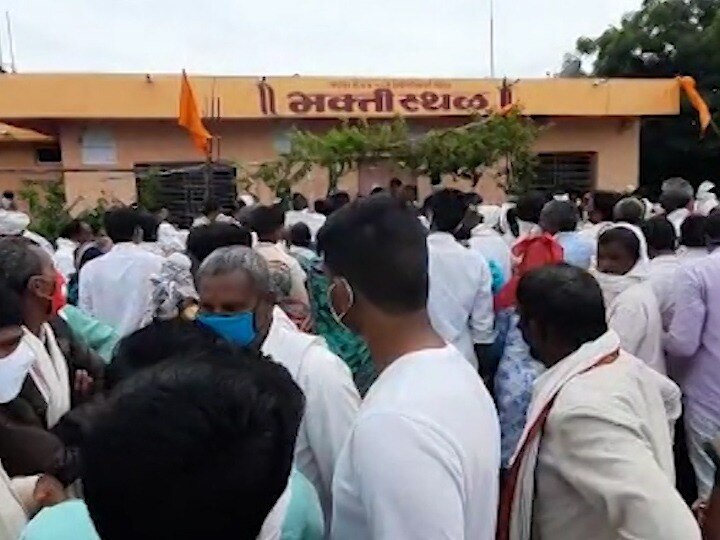 Rumors of living samadhi spread in Ahmedpur latur जीवंत समाधीची अफवा पसरली अन् राज्यासह कर्नाटक, आंध्रप्रदेशमधून लोकांची अहमदपूरमध्ये तुफान गर्दी