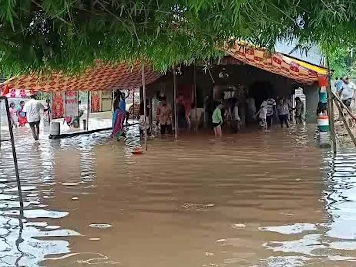 Flood In Bhandara, gondia Rain Latest Update Three districts warned of floods in Wainganga  पूर्व विदर्भात पावसाचं धुमशान! भंडारा, गोंदिया जिल्ह्यात पाणी शिरल्यानं लोकांचा छतावर आसरा
