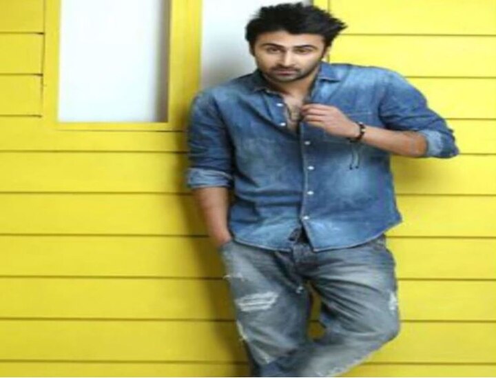 सूत्रांच्या माहितीनुसार रणबीर कपूरने एका मुलाखतीत कबूल केलं होतं की, शाळेत असताना त्याने ड्रग्स घेणे सुरु केलं होतं. त्यानंतर याचं व्यसन त्याला लागलं. मात्र आता रणबीर यातून बाहेर पडला आहे. मात्र आजही रणबीर चेन स्मोकर आहे. 