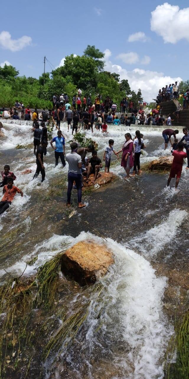 कोरोनाचं भान न ठेवता पाण्याचा आनंद लोकांनी लुटला. भंडारा जिल्ह्याच्या साकोली तालुक्यात असलेल्या निसर्गरम्य ठिकाणी सिवनीबांध जलाशयाच्या ठिकाणी पर्यटकांनी गर्दी केली. 