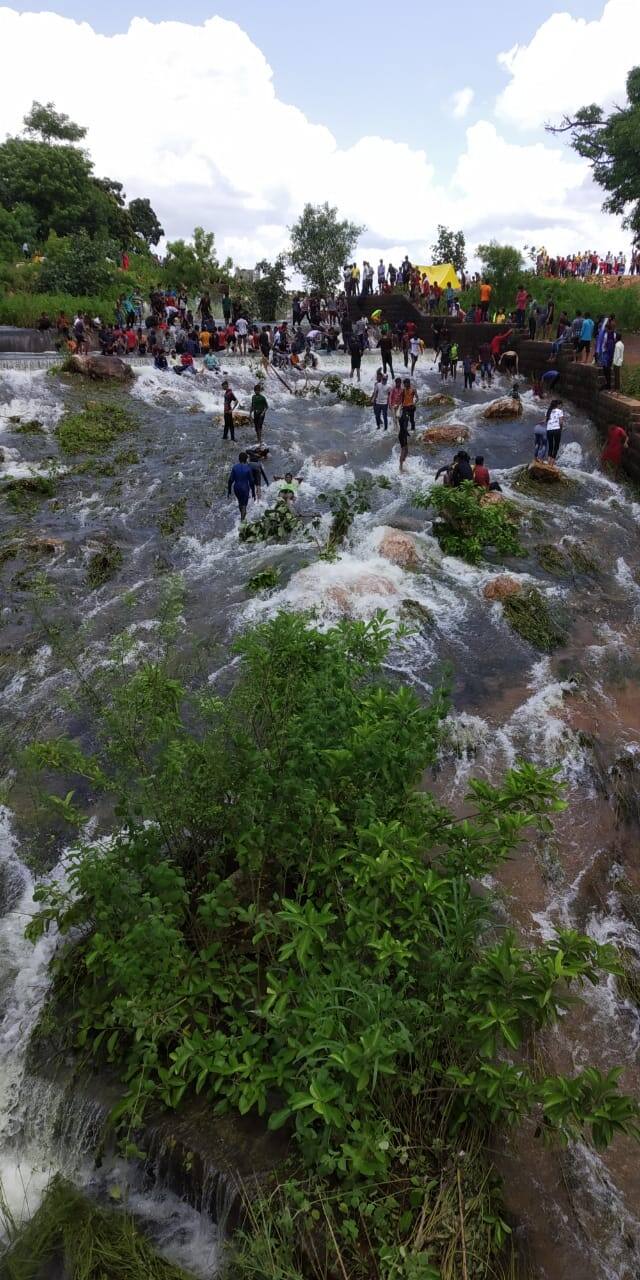 आज रविवार असल्याने लोकांनी विकेंड साजरा करण्यासाठी शिवणीबांध तलावावर मोठी गर्दी केली होती. 