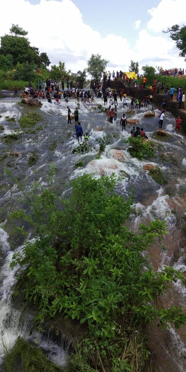  कोरोनाच्या परिस्थितीतही जिल्हा प्रशासन व नागरिक गंभीर नसल्याचे चित्र सध्या पाहायला मिळत आहे.