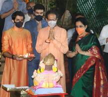 वर्षा निवासस्थानी विराजमान झालेल्या गणपती बाप्पाचं विसर्जन