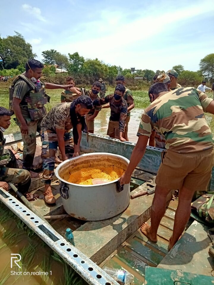 वैनगंगा नदी वाहत असलेल्या भागांमध्ये पाऊस नसताना शेती व घरे पाण्याखाली गेल्याची विचित्र स्थिती निर्माण झाली आहे.