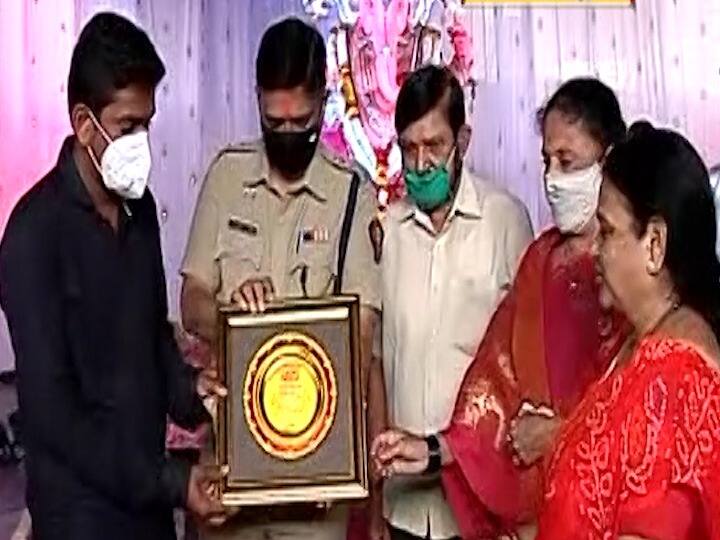 कोल्हापूर शहरातील एकजूट गणेश मंडळानं कोरोनाच्या संकटात समाजभान जपत अनेक सामाजिक उपक्रम हाती घेतले. त्यातील सर्वात महत्वाचं म्हणजे त्यांनी 25 बेडचं कोविड सेंटर उभं केलं.