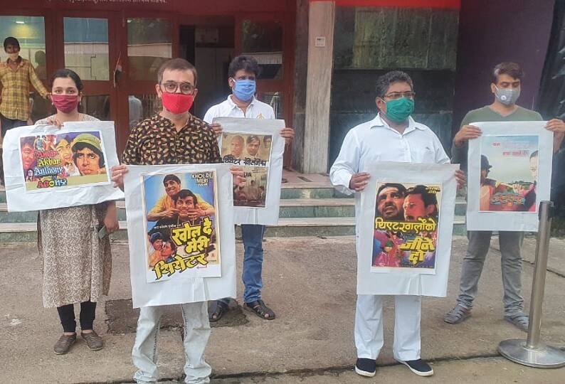 Symbolic agitation in Thane over opening of single screen अडलंय आमचं थिएटर! सिंगल स्क्रीन खुलं करण्याबाबत ठाण्यात प्रतिकात्मक आंदोलन
