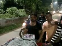 जळगावात मुलाची फरफट; रुग्णवाहिका न मिळाल्यानं आईला हातगाडीवर नेण्याची वेळ