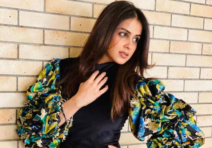 अभिनेता रितेश देशमुख याची पत्नी, जेनेलिया देशमुख हिला कोरोनाची लागण झाल्याची पोस्ट तिनं स्वत:च शेअर केली.