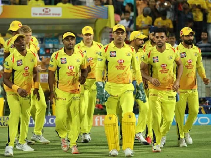 IPL Deepak Chahar rejoins CSK camp after latest covid 19 report negative IPL 2020 | धोनीच्या संघाला मोठा दिलासा; 'या' स्टार खेळाडूची संघात वापसी