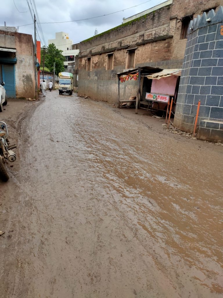 बार्शीत दोन वर्षांपासून खोदून ठेवले रस्ते, नागरिक हैराण, राष्ट्रीय मानवाधिकार आयोगाकडून दखल