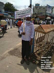 हातात फलक घेऊन ठिकठिकाणी उभं राहून बीडमध्ये गावकऱ्यांचं अनोखं आंदोलन