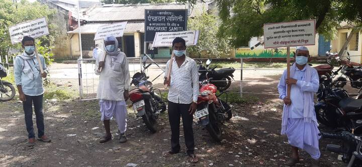 कोरोनाचा संसर्ग होऊ नये याची काळजी घेत आणि शासकीय नियमावली पाळत उपोषण सुरु केलं आहे.
