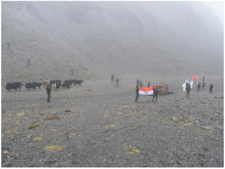 India China Ladakh Standoff India China Fired 100-200 Warning Shots At Pangong In Early September Reports मॉस्कोत परराष्ट्र मंत्र्यांच्या बैठकीआधी पँगाँगमध्ये भारत-चीन सैनिकांमध्ये गोळीबार; 100 ते 200 राऊंड फायर