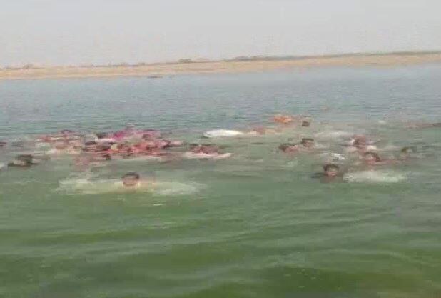 Rajasthan - A boat carrying around 45 devotees capsize in Chambal river in Kota  राजस्थानमध्ये 45 प्रवाशांना घेऊन जाणारी बोट चंबळ नदीत उलटली!