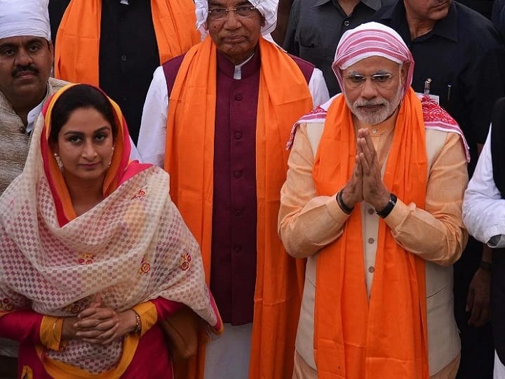 कृषी धोरणावरून एनडीएमध्ये फूट? केंद्रीय मंत्री हरसिमरत कौर बादल यांचा राजीनामा Minister Harsimrat Kaur Badal resigns as union minister protesting over farm bills कृषी धोरणावरून एनडीएमध्ये फूट? केंद्रीय मंत्री हरसिमरत कौर बादल यांचा राजीनामा