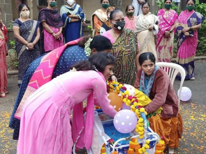 Naming ceremony at covid centre in Kolhapur कोल्हापुरात कोविड सेंटरमध्ये नामकरण सोहळा, कोरोनामुक्त महिलांना बारशाचं निमंत्रण