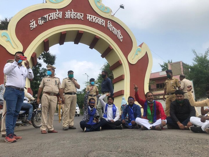 Attempts to block convoy of Minister uday samant in Aurangabad, protesting students detained औरंगाबादमध्ये उच्च तंत्र शिक्षणमंत्र्यांचा ताफा अडविण्याचा प्रयत्न, आंदोलक ताब्यात