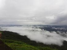 PHOTO | आंबोलीतला भन्नाट नजारा, हिरवाईनं नटला परिसर वर ढगांची चादर