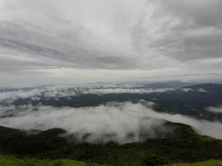निसर्गाचे हे अद्भुत रूप स्वर्गाहुनी सुंदर असल्याने घाटातून ये जा करणाऱ्या नागरिकांना हा नजारा अनुभवता येत आहे. 