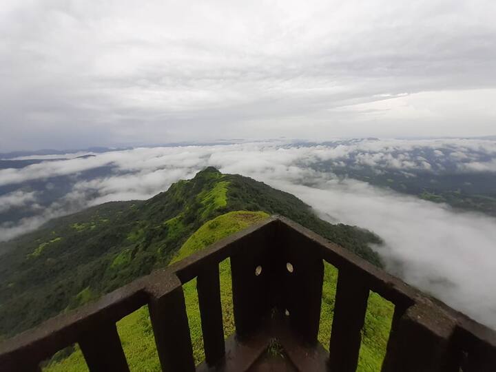सध्या आंबोलीत ऊन, पाऊस, धुके आणि सोबतीला आंबोली घाटातील दरी ही ढगांनी व्यापून गेली आहे. 
