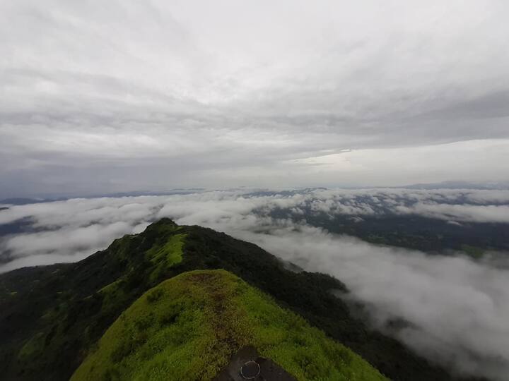 कोकण भूमीत स्वर्ग सुखाची अनुभूती घाटमार्गातुन जाणारे नागरिक अनुभवत आहेत. 