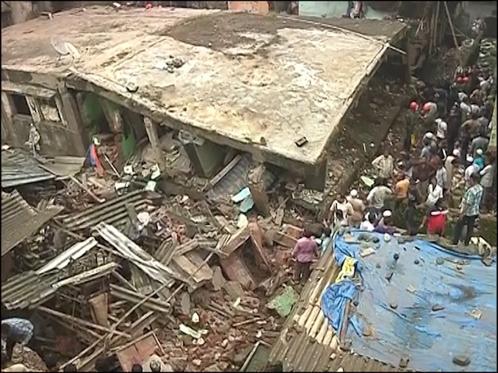 Suomoto PIL related to buildings collapse Bombay high court initiates suo motu PIL, seeks govt response मुंबईसह आणि इतर पालिकांमधील धोकादायक इमारतींवर यापुढे काय कारवाई करणार? : हायकोर्ट