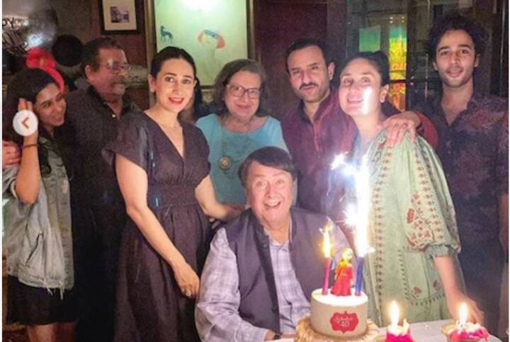 या फोटोंमध्ये करीनासोबत आई बबीता कपूर, वडील रणधीर कपूर करिश्मा कपूर यांच्यासह इतर सदस्य करीनाच्या बर्थडे पार्टीचा आनंद लुटताना दिसत आहेत.