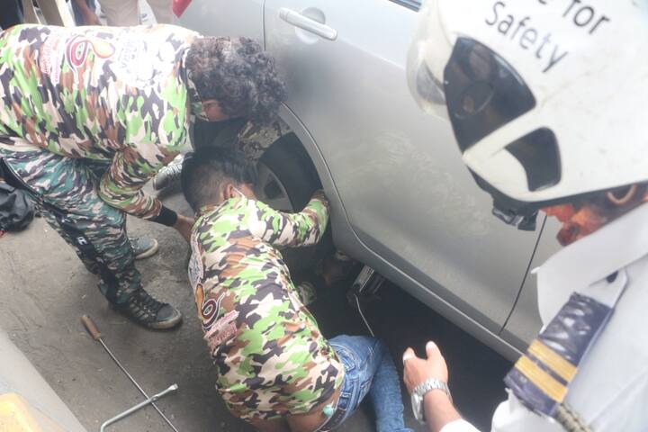 अखेर या अजगराला सुरक्षित बाहेर काढल्यानंतर ती कार बाजूला हटवून वाहतूक सुरळीत करण्यात आली.