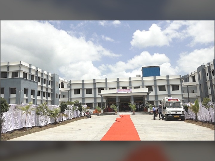 Beed - Govt claims 800 beds in Lokhandi Savargaon Covid Center, but only 325 beds are operational, alleges Namita Mundada सरकार सांगतं लोखंडी सावरगावच्या कोविड सेंटरमध्ये 800 बेड, प्रत्यक्षात 325 बेडच कार्यान्वित : नमिता मुंदडा