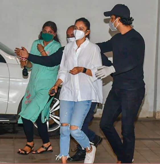 बॉलिवूड अभिनेत्री रकुल प्रीत सिंह मुंबईत दाखल झाली आहे. नार्कोटिक्स ब्युरो (एनसीबी)ने ड्रग्स केसमध्ये तिला समन्स पाठवलं होतं. ज्यावर रकुलने स्वाक्षरीही केली आहे. आता रकुल प्रीत सिंह आज एनसीबीसमोर चौकशीसाठी हजर होणार आहे.