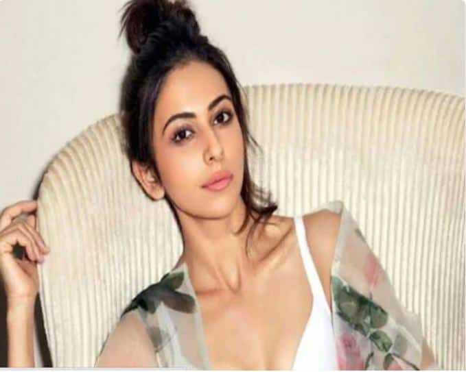 ड्रग्स केसमध्ये अभिनेत्री पायल रोहतगीने सांगितलं की, रकुल प्रीत सिंह रिया चक्रवर्ती सपोर्टमध्ये उभी आहे. पायलने रकुलला प्रश्न विचारत म्हटलं की, घाबरत का आहेस? जर तू निर्दोश असशील तर एनसीबीसमोर हजर राहून स्वतःला निर्दोश सिद्ध कर.