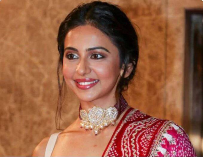 ड्रग्ज केसमध्ये एनसीबी डिझायनर सिमोन खंबाटाचीही चौकशी करण्यात आली. तसेच आज रकुलप्रीत सिंहची एनसीबीकडून चौकशी करण्यात येणार आहे. दीपिका पादुकोण देखील आज चौकशीसाठी एनसीबीसमोर हजर होणार होती. पण 26 सप्टेंबर रोजी दीपिकाची एनसीबीकडून चौकशी करण्यात येणार आहे. एनसीबी 26 सप्टेंबरला दीपिकासोबतच अभिनेत्री श्रद्धा कपूर आणि सारा अली खान यांचीही चौकशी करणार आहे.