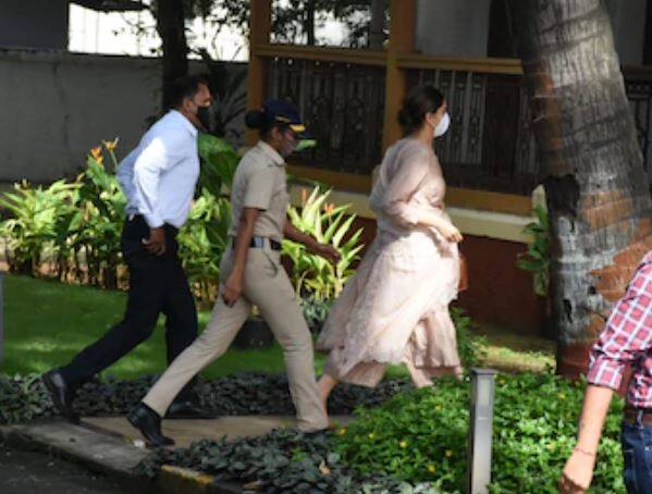 एनसीबीने समन्स दिल्यानंतर आज दीपिका माध्यमांना चकवा देत एनसीबी कार्यालयात पोहोचली. 