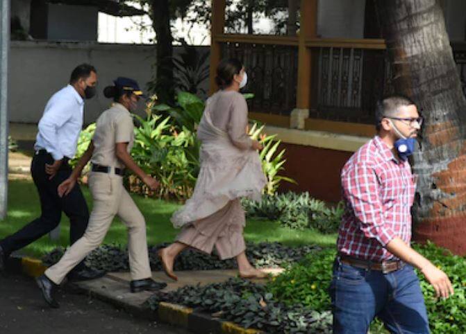 ड्रग्ज प्रकरणात एनसीबीकडून अभिनेत्री दीपिका पादुकोणची चौकशी सुरु आहे. 