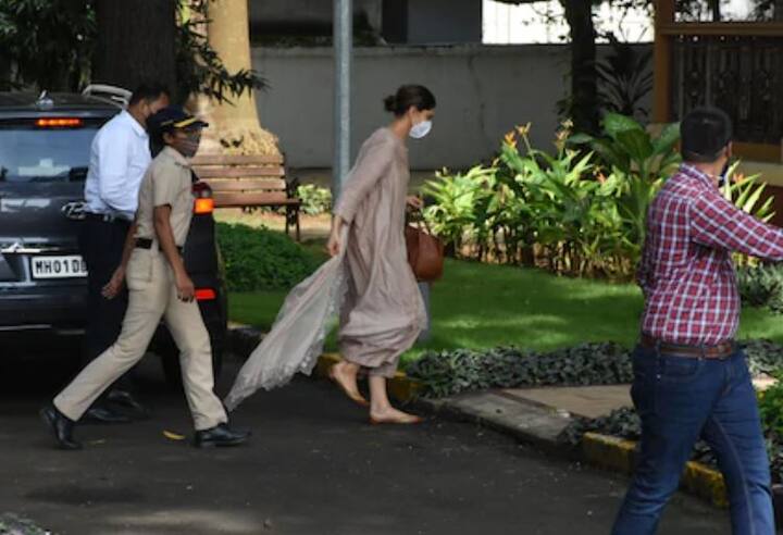  गेल्या जवळपास तीन तासांपासून तिची चौकशी सुरु आहे. 
