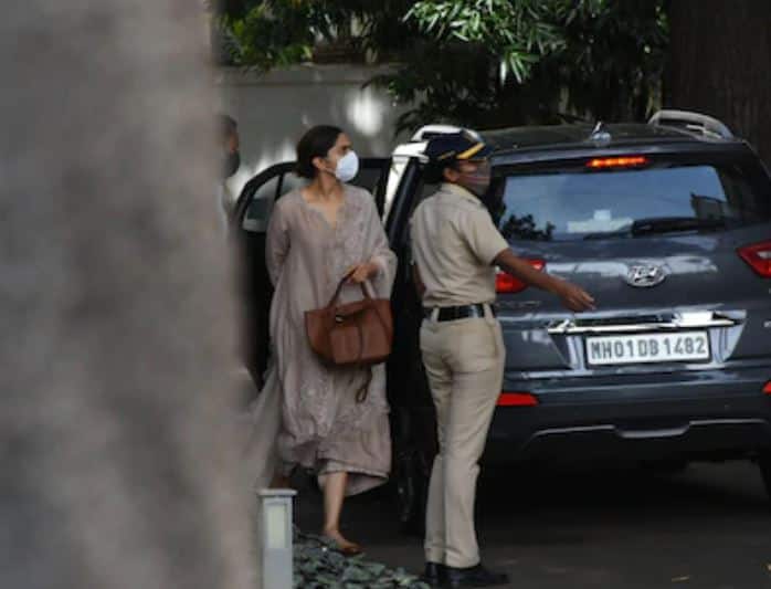 अभिनेता सुशांतसिंग राजपूत याच्या मृत्यूच्या अंमली पदार्थांच्या कनेक्शननंतर बॉलिवूडमधील अनेक मंडळींची नावं यात समोर आली आहेत.