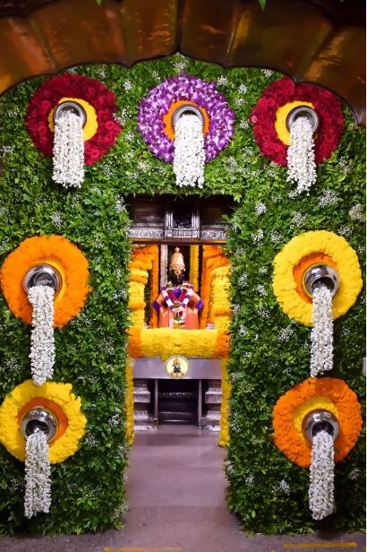 विठ्ठल सभामंडपात कमला एकादशीनिमित्त विठूरायाची आकर्षक रांगोळीही घातली असून इतर ठिकाणी रांगोळीच्या पायघड्या घातल्या आहेत. 