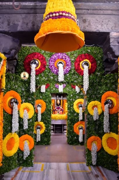 या ससजावटीत गुलाब, आर्चिड, झेंडू, ग्लॅडीओ, जरबेरा, तगर, मोगरा, कामीनी, तुळशी, अष्टर, शेवंती अशा प्रकारच्या फुलांचा आणि पानांचा सजावटीसाठी वापर करण्यात आला आहे. 