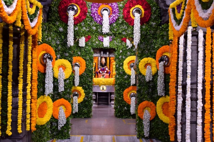 या ससजावटीत गुलाब, आर्चिड, झेंडू, ग्लॅडीओ, जरबेरा, तगर, मोगरा, कामीनी, तुळशी, अष्टर, शेवंती अशा प्रकारच्या फुलांचा आणि पानांचा सजावटीसाठी वापर करण्यात आला आहे. 