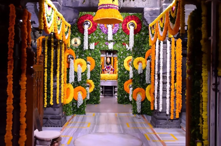 पवित्र पुरुषोत्तम मासातील कमला एकादशीनिमित्त आज विठ्ठल मंदिरास आकर्षक फुलांची सजावट करण्यात आली आहे. पुण्यातील भाविक राम जांभुळकर यांनी ही आकर्षक सजावट केली आहे. 