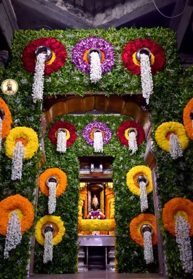 आज अधिक महिन्यातील कमला एकादशीचे वारकरी संप्रदायात अनन्यसाधारण महत्व असते आणि याचेच औचित्य साधून पुणे येथील भाविक राम जांभुळकर यांनी 15 प्रकारच्या फुलांची आकर्षक फुलांची सजावट केली आहे. 