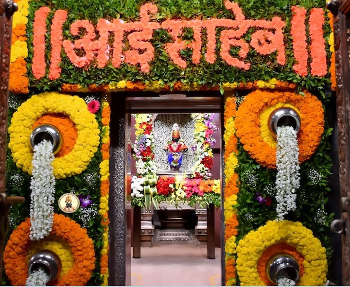 अतिशय वेगळ्या पद्धतीने केलेल्या या आकर्षक फुल सजावटीमुळे विठ्ठल मंदिराचे रुपडे पालटून गेले आहे .   