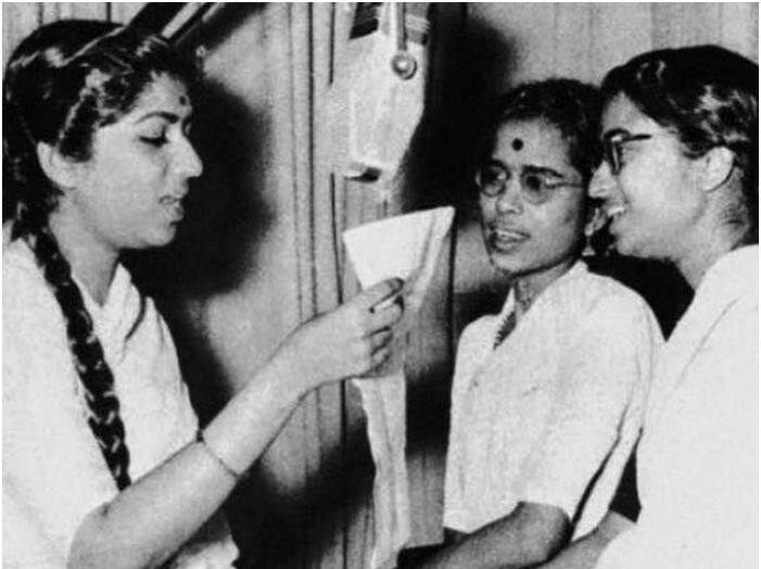 लता मंगेशकर यांनी आपली वेगळी ओळख निर्माण करत हिंदी, मराठीसह अनेक भाषांमध्ये रसिकांच्या मनावर आपले नाव कोरले.