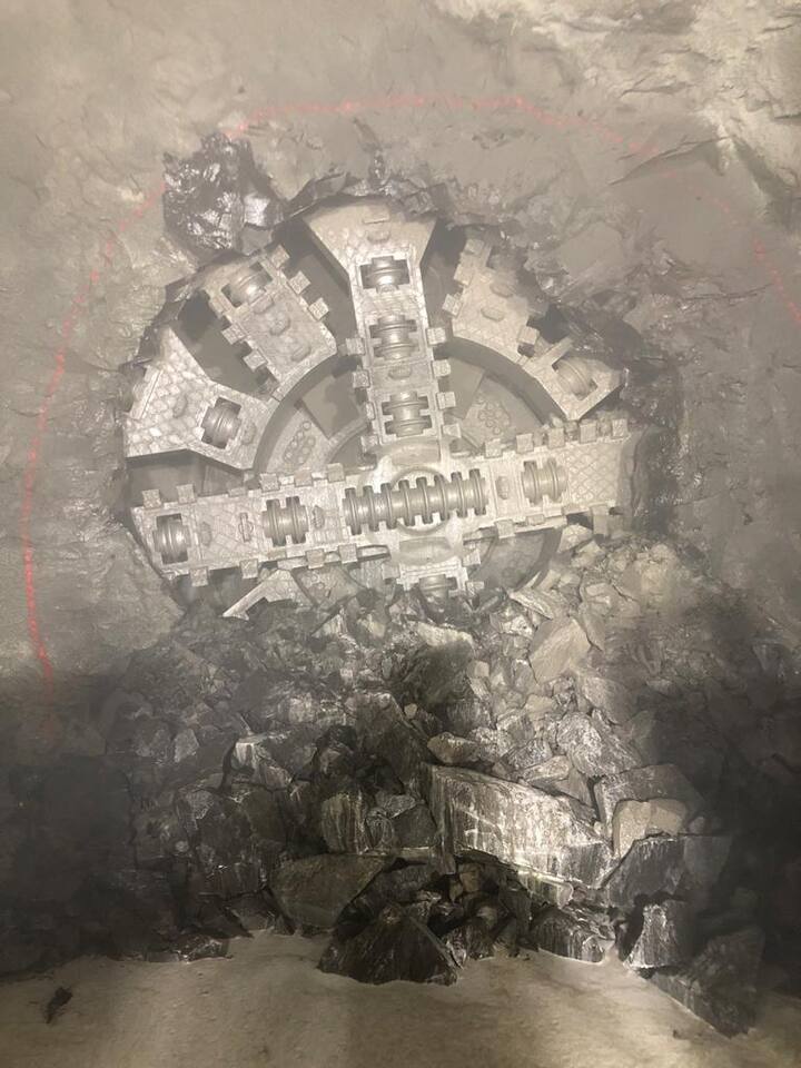 पुणे महामेट्रोच्या रेंजहिल ते स्वारगेट या मार्गावरील बोगद्याचं खोदकाम पूर्ण झालंय. 1600 मीटरचे हे काम टनेल बोअरिंग मशीनने पूर्ण करण्यात आलं. 30 नोव्हेंबरला या कामाची सुरुवात झाली होती आणि आज दुपारी 3 वाजता एका मार्गिकेचं काम पूर्ण झालं. 