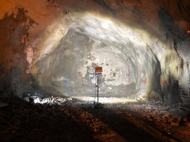 रेंजहील ते जिल्हा सत्र न्यायालयादरम्यानचा हा बोगदा असून त्यात दोन रेल्वे स्टेशन असतील. तर या दरम्यानच्या दुसऱ्या मार्गिकेचं काम पूर्ण व्हायला आणखी काही दिवस लागणार आहेत. एकूण पाच किलोमीटर मेट्रो जमिनी खालून धावणार आहे. त्यापैकी एका मार्गिकेवरील 1600 मीटरचे काम पूर्ण झाले आहे. यापुढील बोगदा हा मुठा नदी खालून फडके हौद स्टेशन पर्यंतचा असेल.